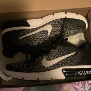 Black Nike air max sequent 2